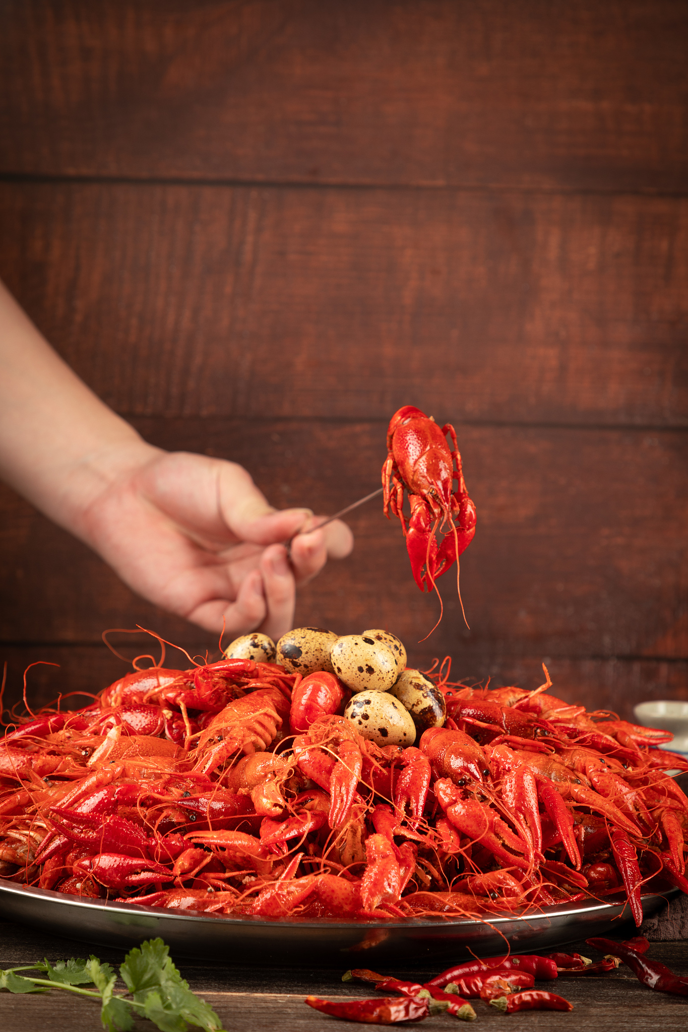 根据下面内容洗稿重新写一篇全新文章近日有网友发布视频称其在东莞某龙虾店购买龙虾店家广告牌上明明写着99元4斤龙虾结果回家一称却只有2斤。4月1日4斤是为4斤指生虾4斤生虾确实只能做出2斤多熟虾最后其将钱退给了顾客。4月1日一段视频引发网友热议。视频显示一家龙虾店前两人正在争吵店前货摊广告牌上写有99元4斤字样。顾客质问商家广告牌上明明写着99元4斤龙虾你称称这一份有没有4斤？随后极目新闻记者联系到