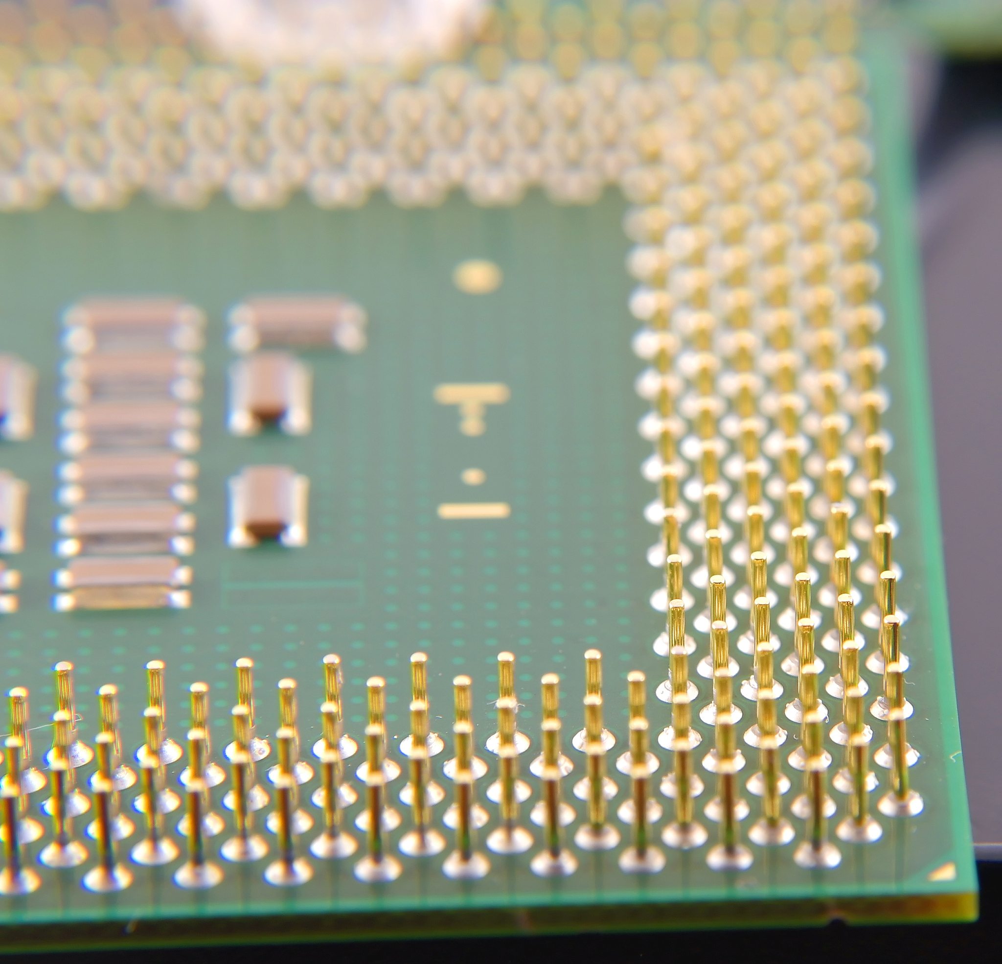 把下面的内容用中文换个说法在不改变原文含义和段落的情况下使其更易于理解并且需要按原文段落顺序进行输出：DIC EXPO 2023展会同期将特设功能性薄膜技术展区、MiniMicro-LED技术及应用创新展区、智能座舱与车载显示技术展区及半导体材料及制程设备展区以细分化的形式呈现当下热门半导体显示技术成果及前沿应用解决方案。