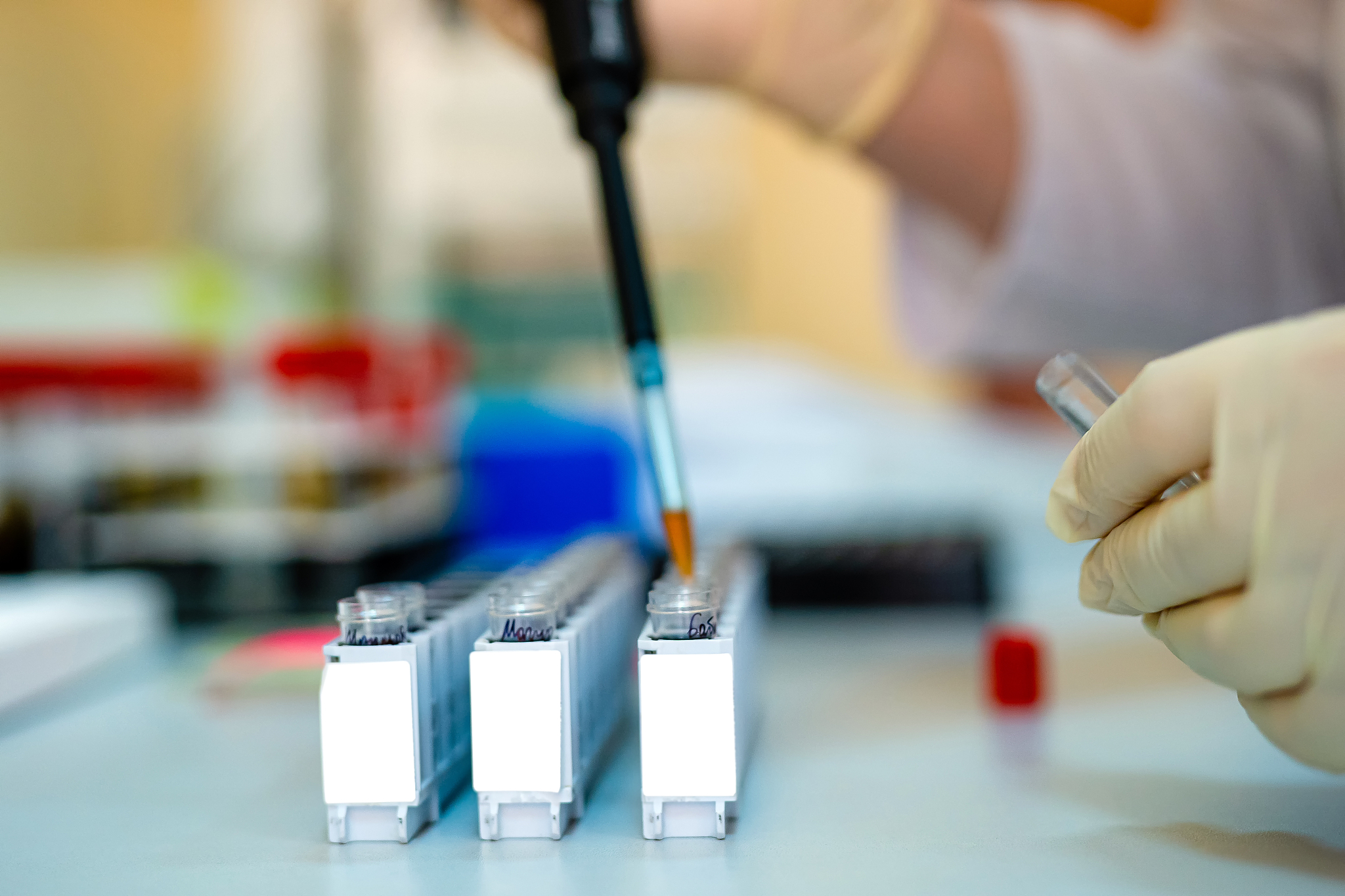 这篇文章Directed Evolution of a Selective and Sensitive Serotonin Sensor via Machine Learning为什么机器学习方法要用荧光素酶详细说明