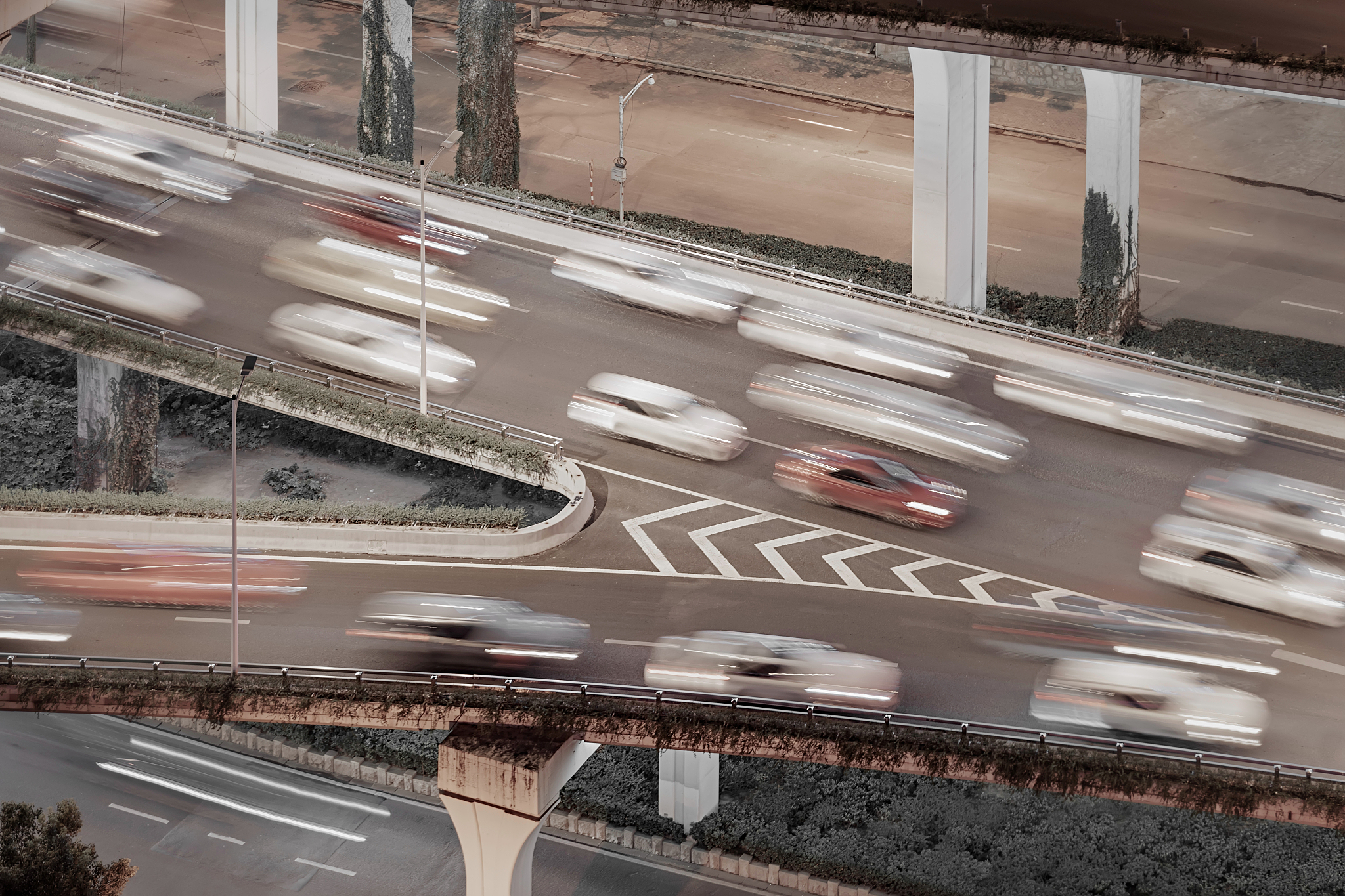 三车道道路通行能力影响因素分析：元胞自动机模型模拟研究