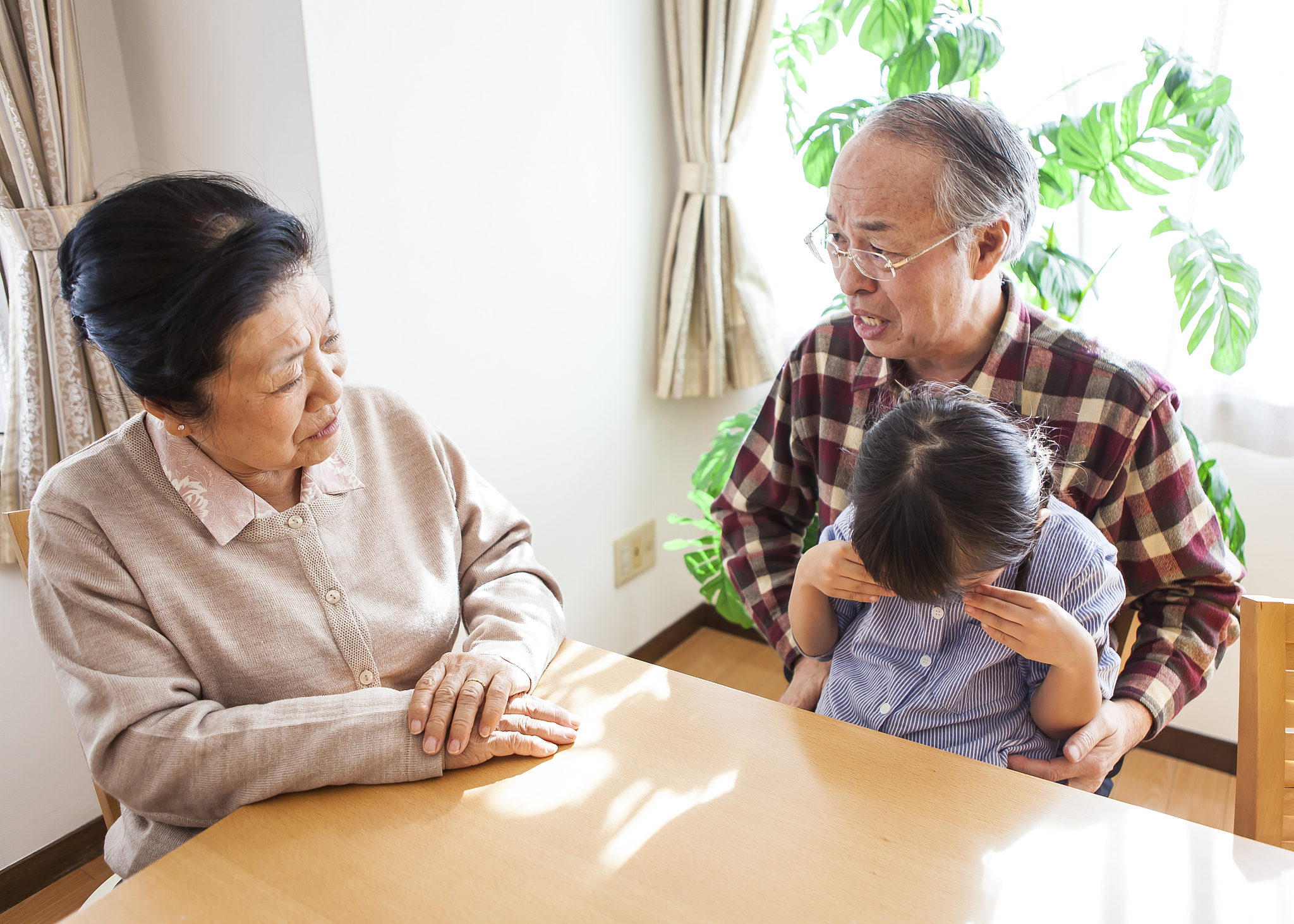 请描写一下一个老婆婆答应照顾婴儿的话