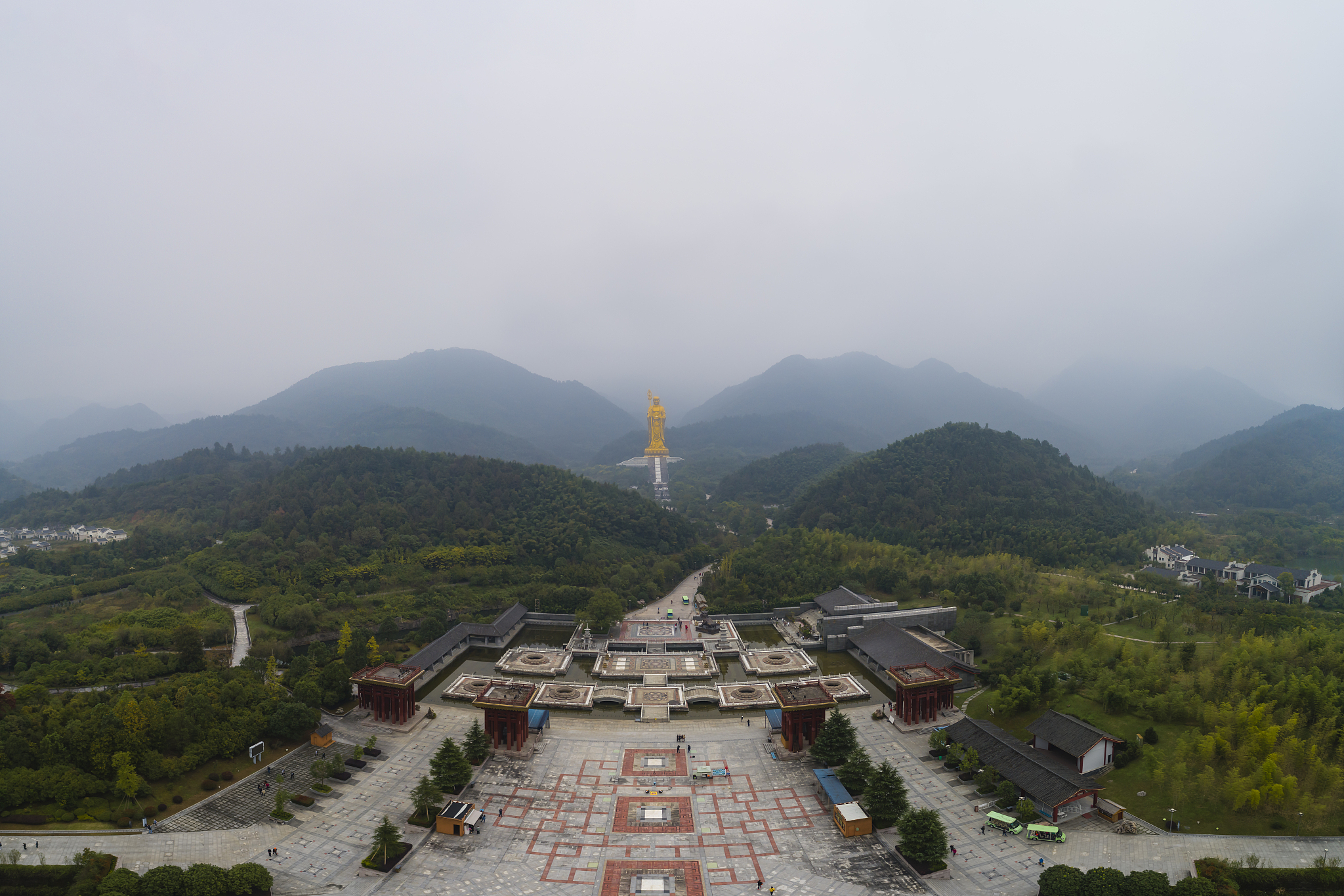 大愿文化园是集自然山水与佛教文化于一身融传统艺术与现代科技于一体的的旅游胜境把这就话改写成诗句