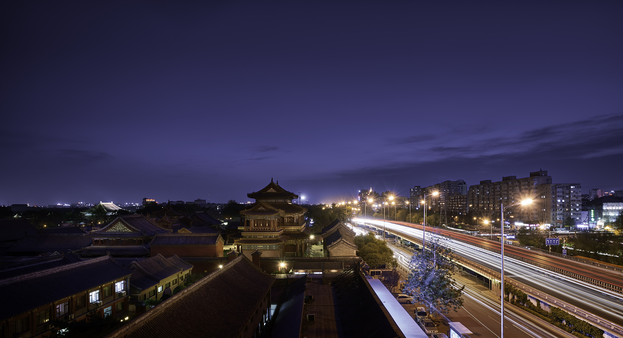 高视角看北京古代地标建筑雍和宫和现代摩天大楼夜景
