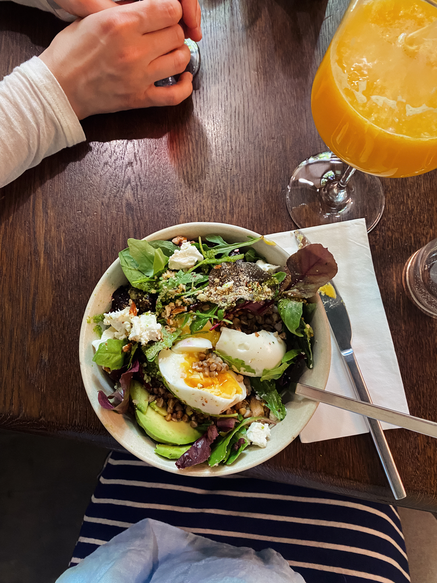 Go easy on the salad dressing 的中文意思是