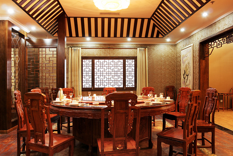 給我一個酒店餐廳的設計文案該設計風格是傳統典雅中式為主融合了現代簡約風該區域功能包含公共就餐區、包廂、宴會廳