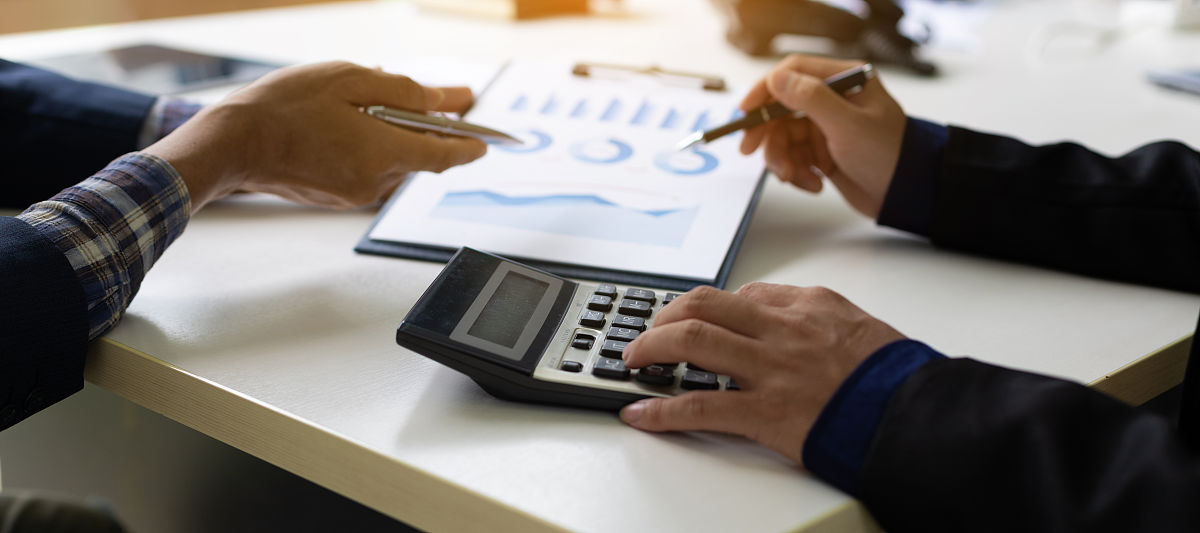 你现在是一名商用冷柜全国负责人我需要一份华南市场的开拓计划3年远期计划包括：人员数量的匹配如何更好与销量目标的设定市场开拓的策略等目前华南市场整体市场规模4亿每年市场规模增长在10竞争对手现有销量36000万 现有销售业务12人我司现有销量4000万。现有销售 业务1人