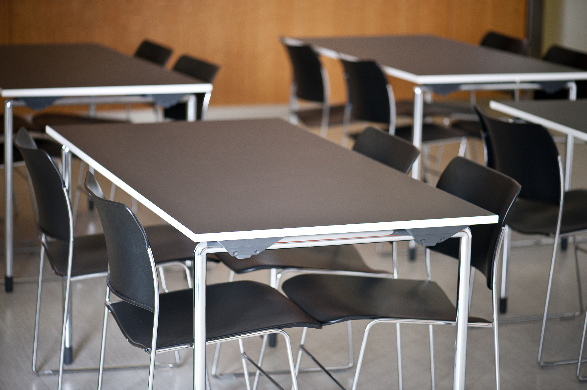 嘉禧实木餐桌价格 - 款式、尺寸、材质影响价格