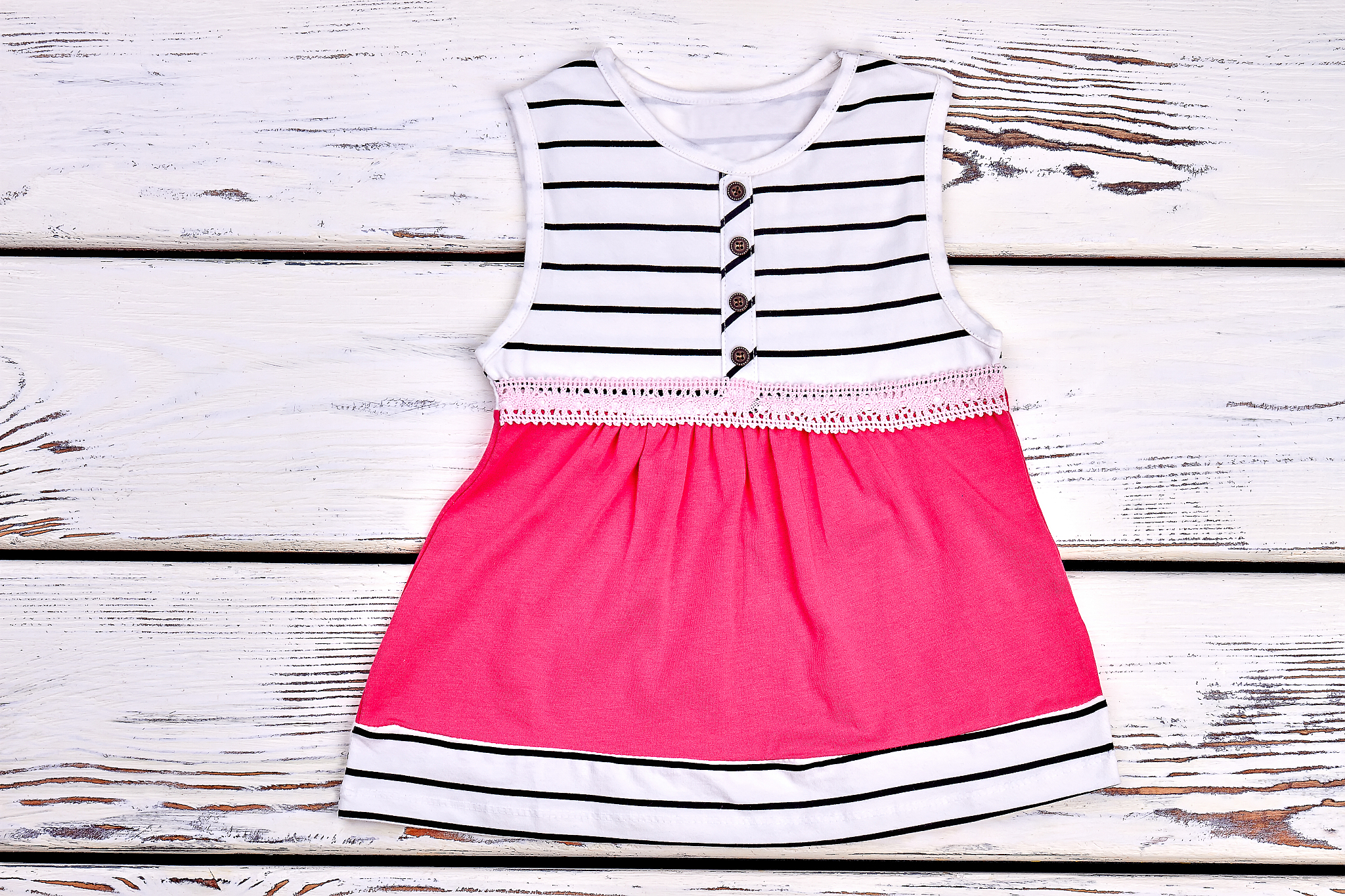 帮我撰写一篇以夏天为背景写时尚率性童装服饰的文案以描述服装新品为主题。服装类型：经典黑白条纹宽松长裙黑白撞色字母印花个性感裙子无袖黑色打底的率性感白色字母印花长裙