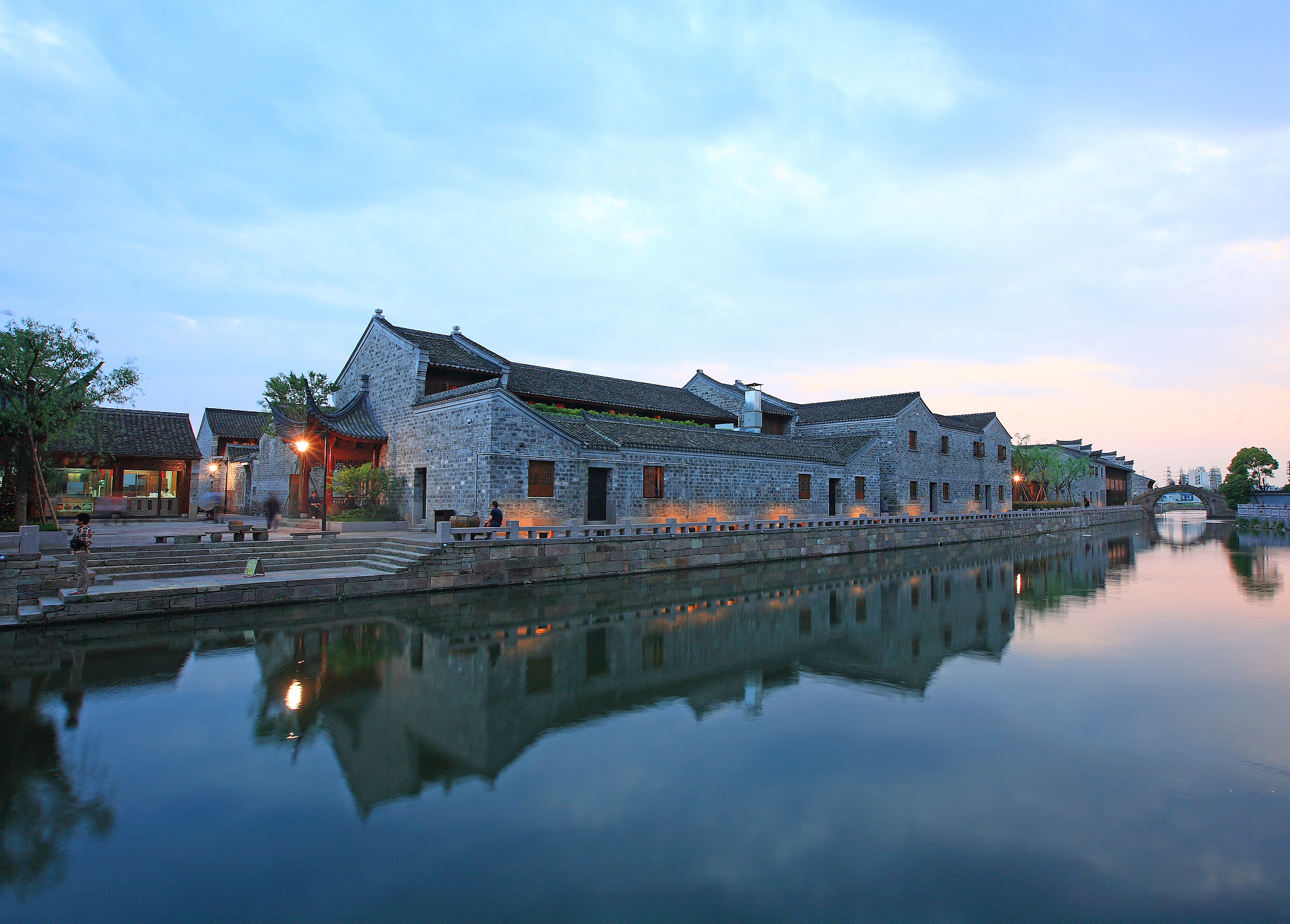 青云村位于浙江省宁波市奉化区 萧王庙街道建成区北临剡江西傍泉溪南望同山东南距市中心8公里西距溪口雪窦山风景名胜区10公里。50年代初称青云村以村中联步青云坊名。1958年建大队1983年建行政村。全村以孙、杨、戴3姓为主其中孙姓村民约占总人口的80。1992年全村有914户2586人。其中农业户744户2311人。耕地2040亩山林2000亩。1974年通萧棠公路1984年县道接通甬临公路交通方便