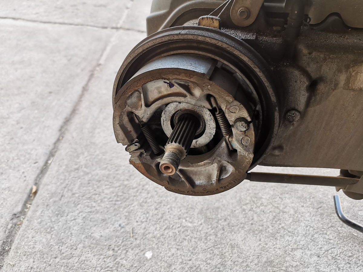 踏板女装摩托车前轮空转