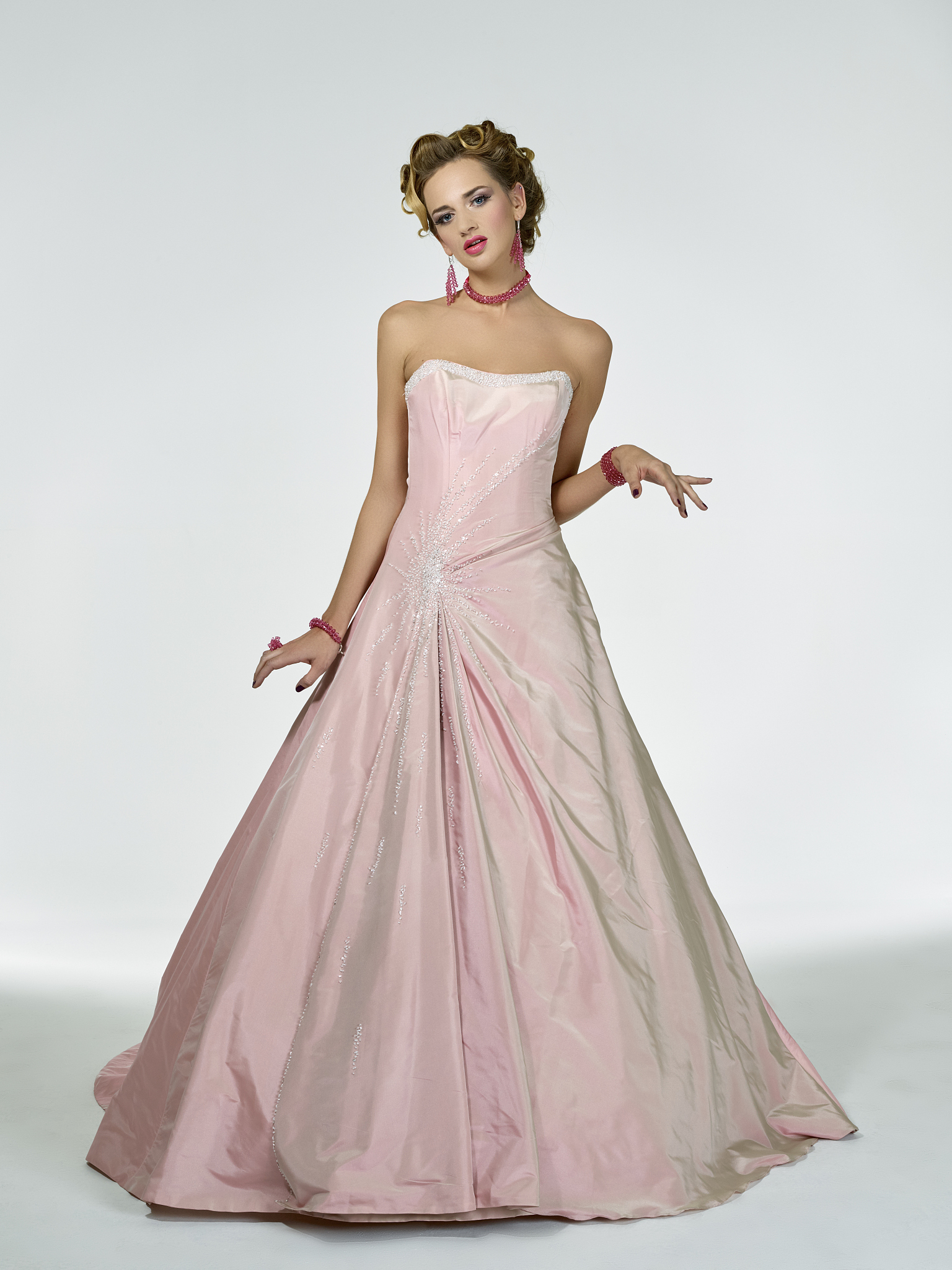 惊艳！这件蕾丝晚礼服的3个迷人之处