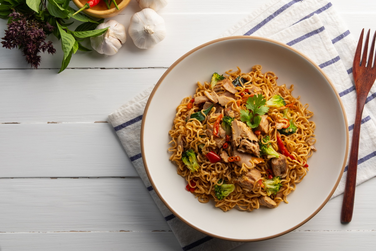 修改以下文案内容不变谁能想到把方便面上锅蒸一蒸出锅就是一道大人小朋友都爱的美食方便面先用水泡一下再放锅里蒸上十分钟面条筋道不爱涂这两块方便面够三四个人吃了油热了打两个鸡蛋给它炒熟炒散再放火腿和葱花不爱吃香菜的可以多来点儿方便面放里一勺生抽半勺老抽蚝油和一勺老干妈每天更新一道美食您可以点赞留个关注想吃不会做还能找着我这样做的炒方便面方便又好吃全家都喜欢不知道吃什么的时候您就做起来吧