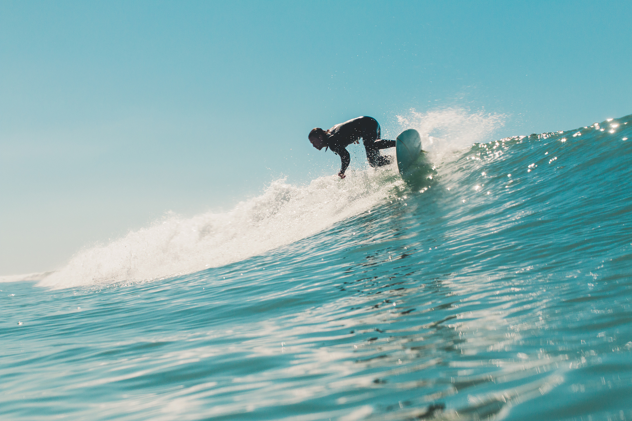 One cool thing is we have sandbordingIts like surfing on sand这是什么意思？