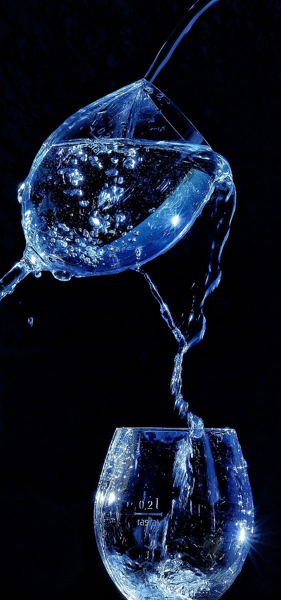 雨后城市，温暖故事：一个玫瑰，一杯水，传递人间善意