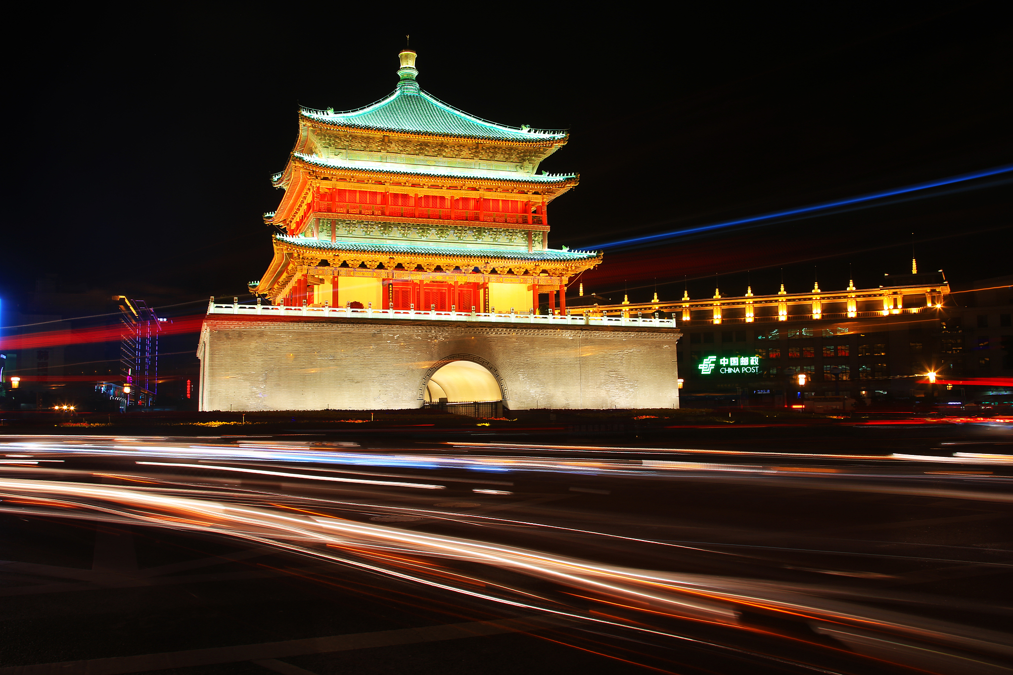 西安地标钟楼汽车尾灯带白