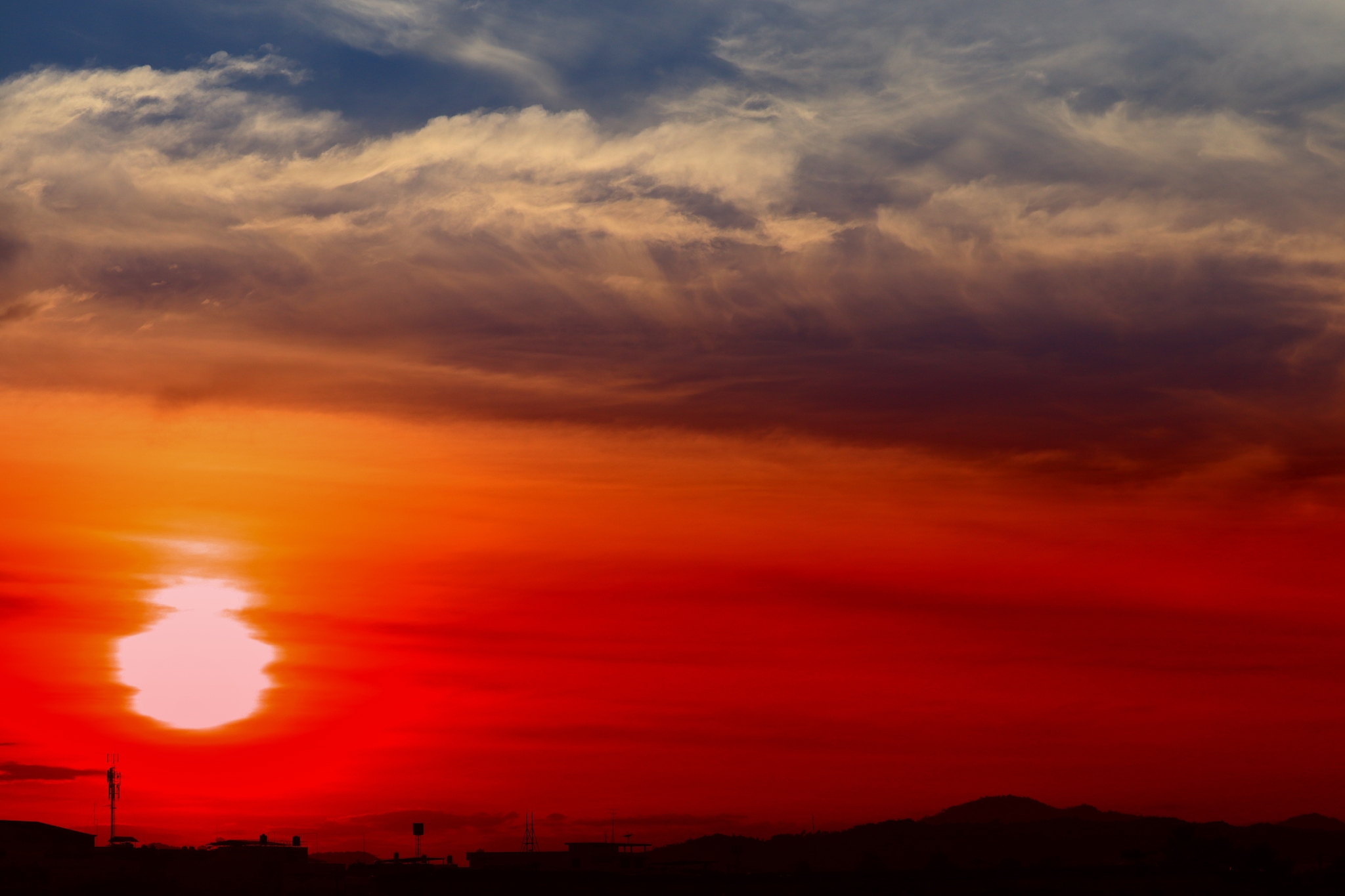 朝霞对夕阳，晚霞对星空：解读日出日落与夜幕降临的天空美景