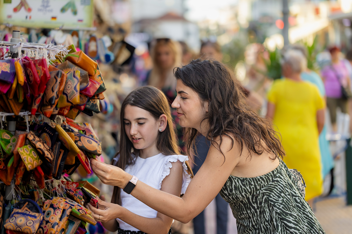 菲律宾街头偶遇小女孩卖冰棍，我用行动传递爱心！