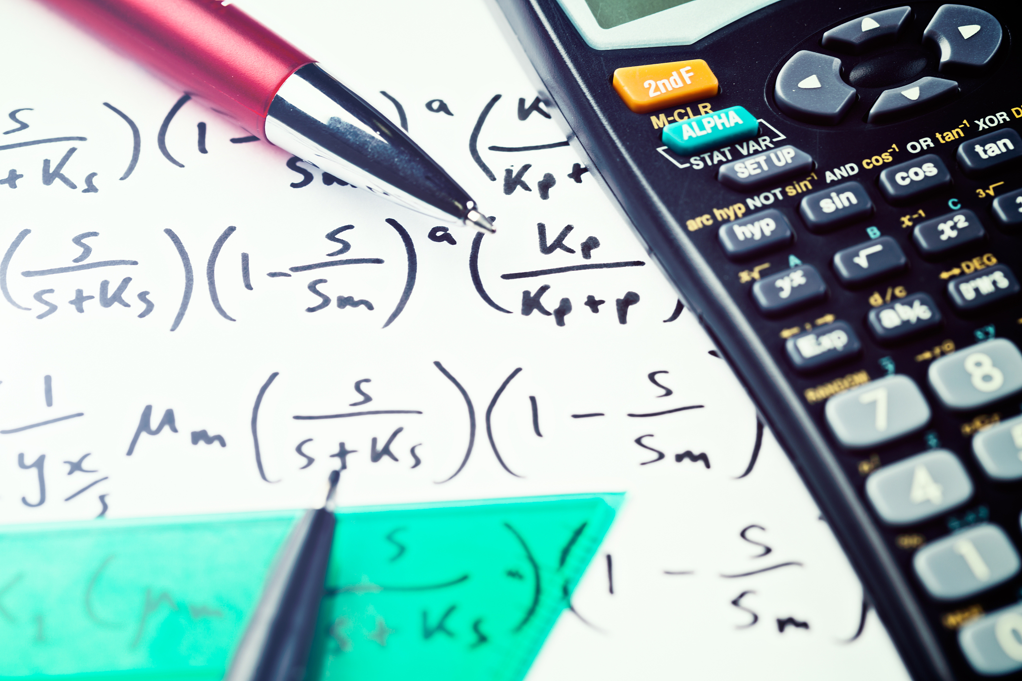 理解偏导数与变量无关：S 对 F 的偏导数与 F 无关