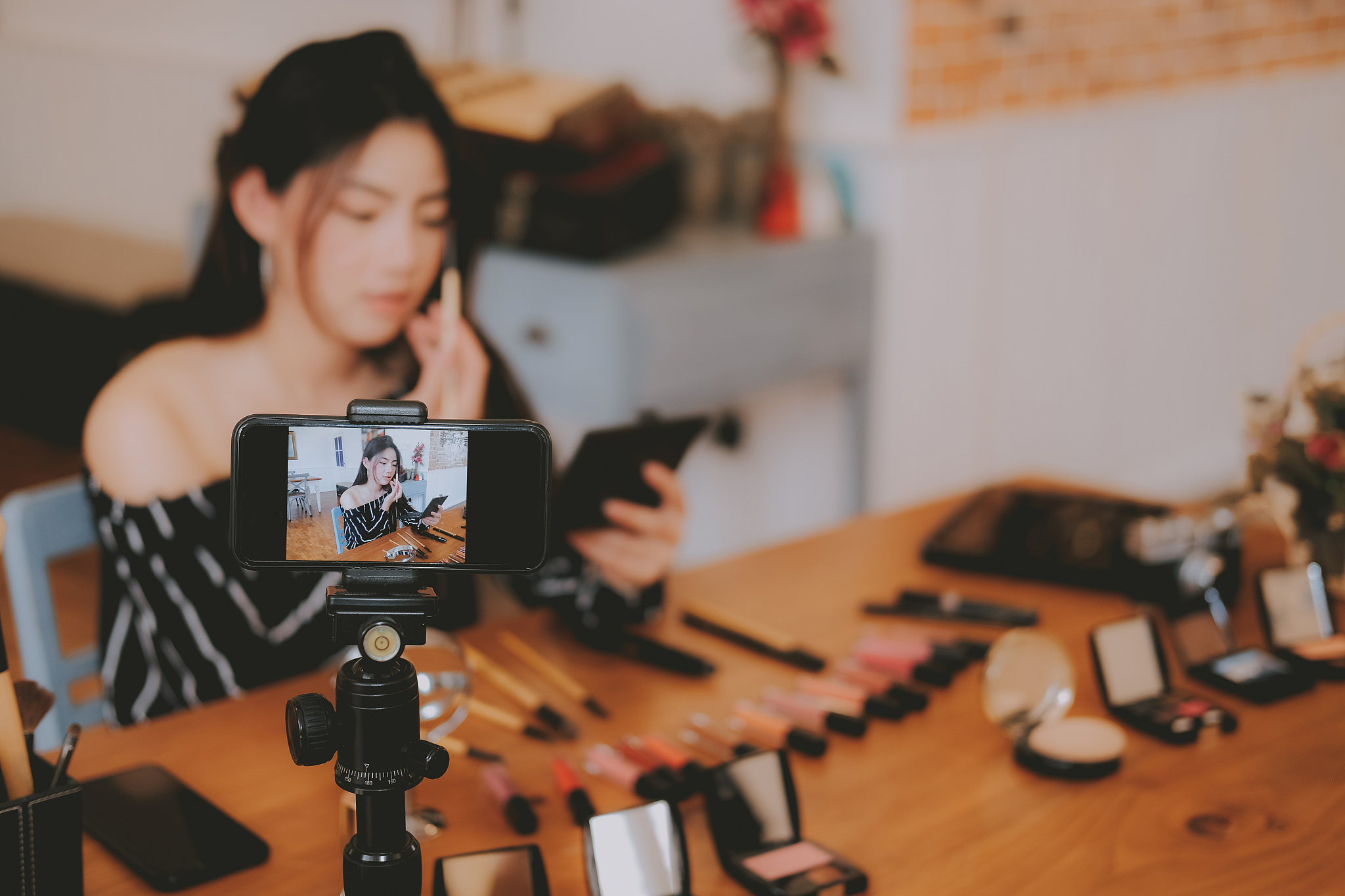 beauty blogger live broadcasting cosmetic makeup tutorial on soc