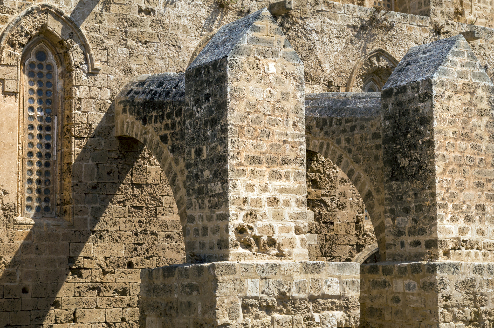 再简化写成英文短句- Islamic traditional art has had a profound impact on the development of public art in Pakistan- Islamic art focuses on geometric shapes and decorations which are reflected in Pakistans arch