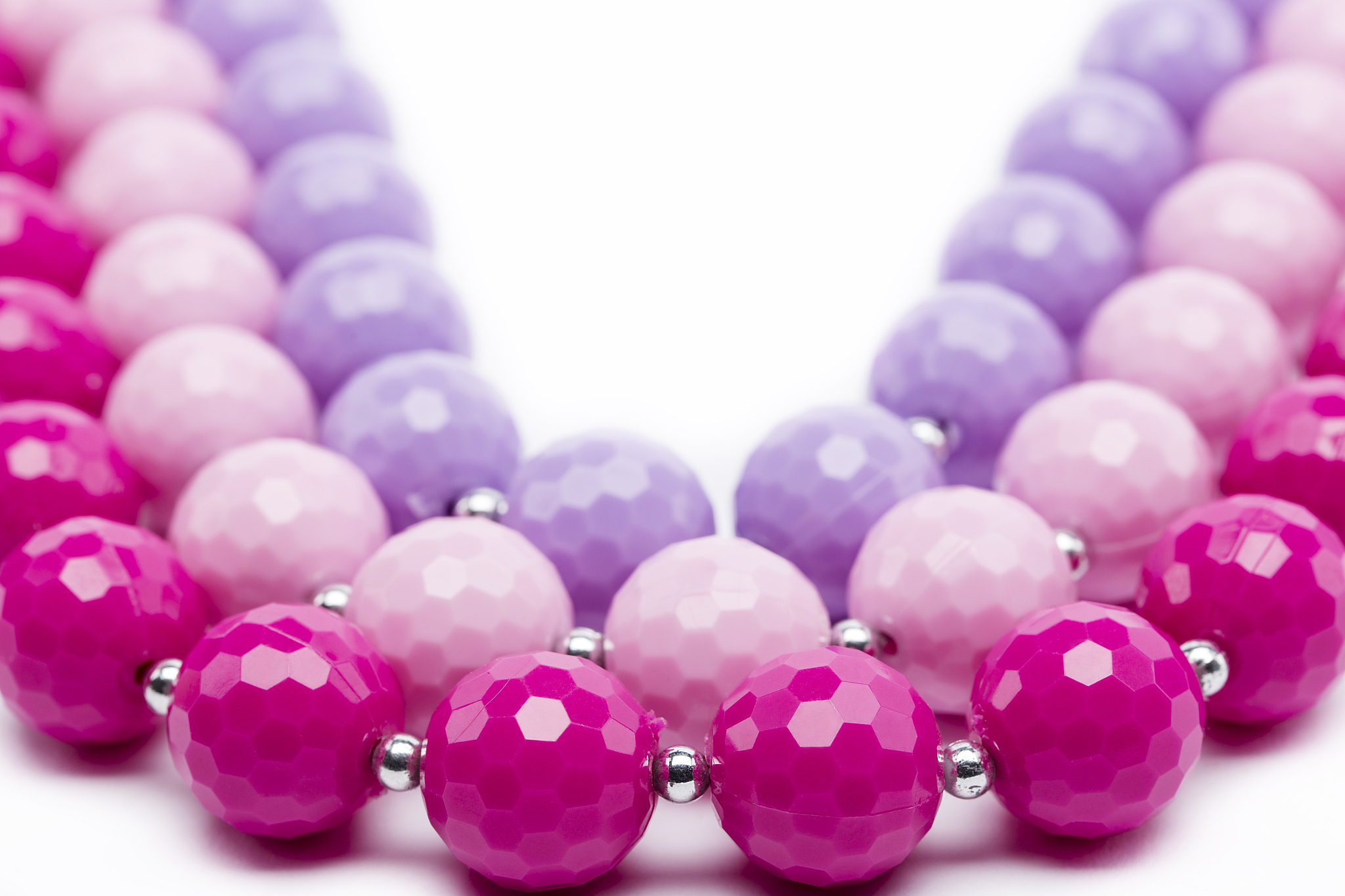 仔细观察紫罗兰翡翠其色调略有不同一般讲可分为粉紫、茄紫、蓝紫。粉紫质地比较细透明度好一些的比较难得茄紫较次蓝紫一般质地较粗又可进一步称为紫豆。紫色的翡翠一般黄光下面看会显得紫色较深。这句话换一种表达方式