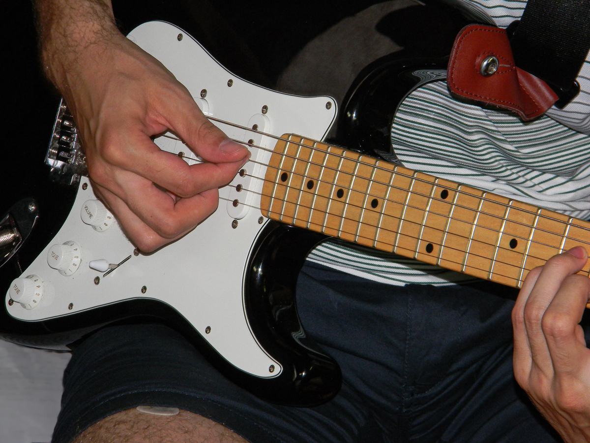 Fender USA Strat 电吉他：吉他手必备经典