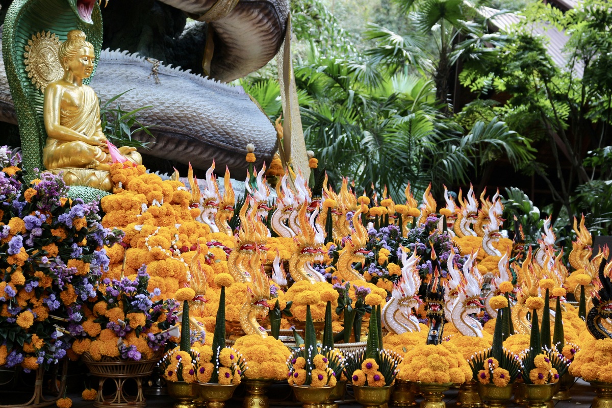 我们在国庆的时候 要在中国厦门举办一个中泰文化节泰国文化主要有 ：电影 、美食、 歌舞 、 商品 、手工艺 请帮我想一个活动主题名称 要能突出这些文化和中泰交流 先生成20个给我参考