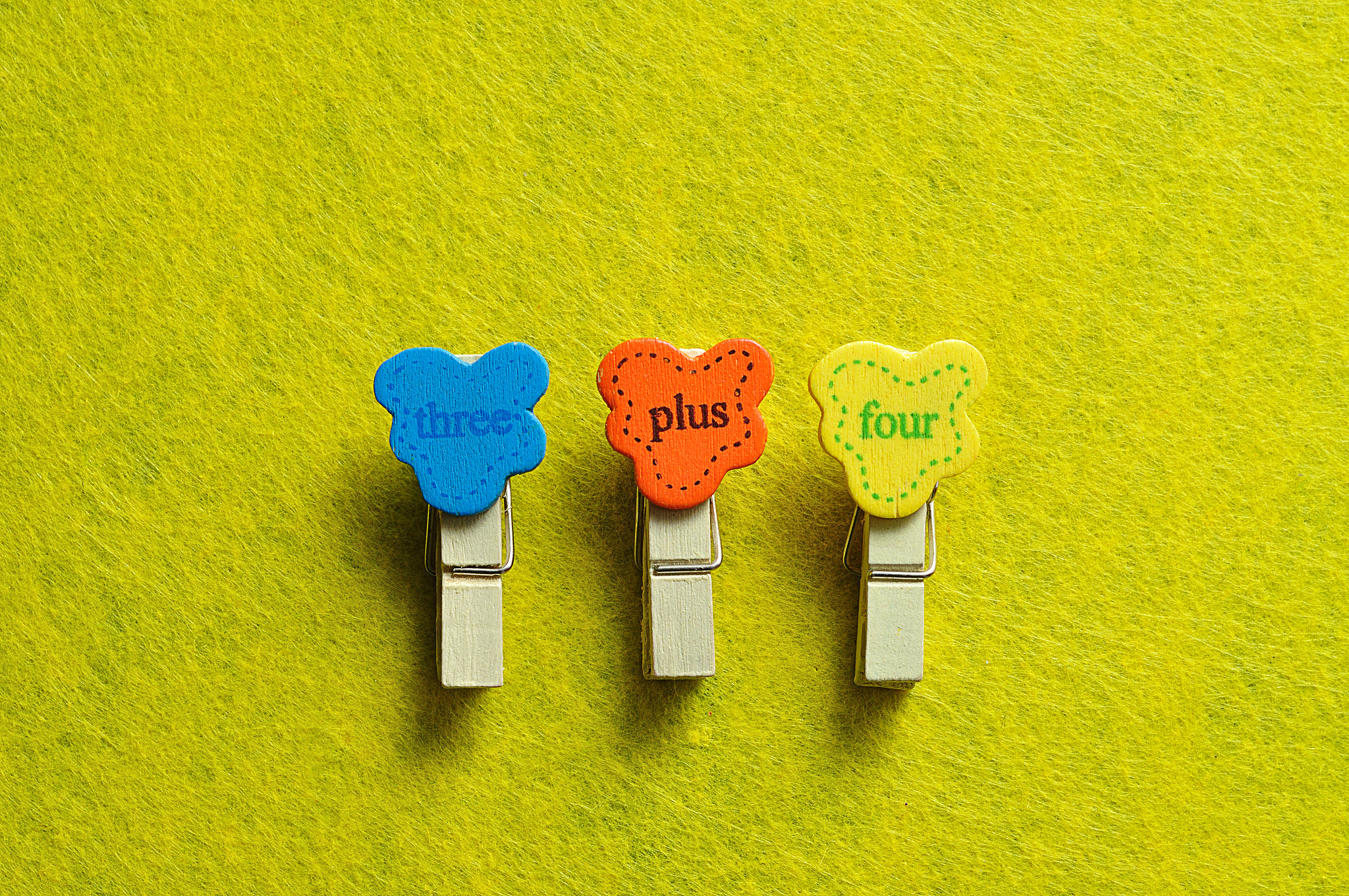 加法题误抄数字，结果相差多少？