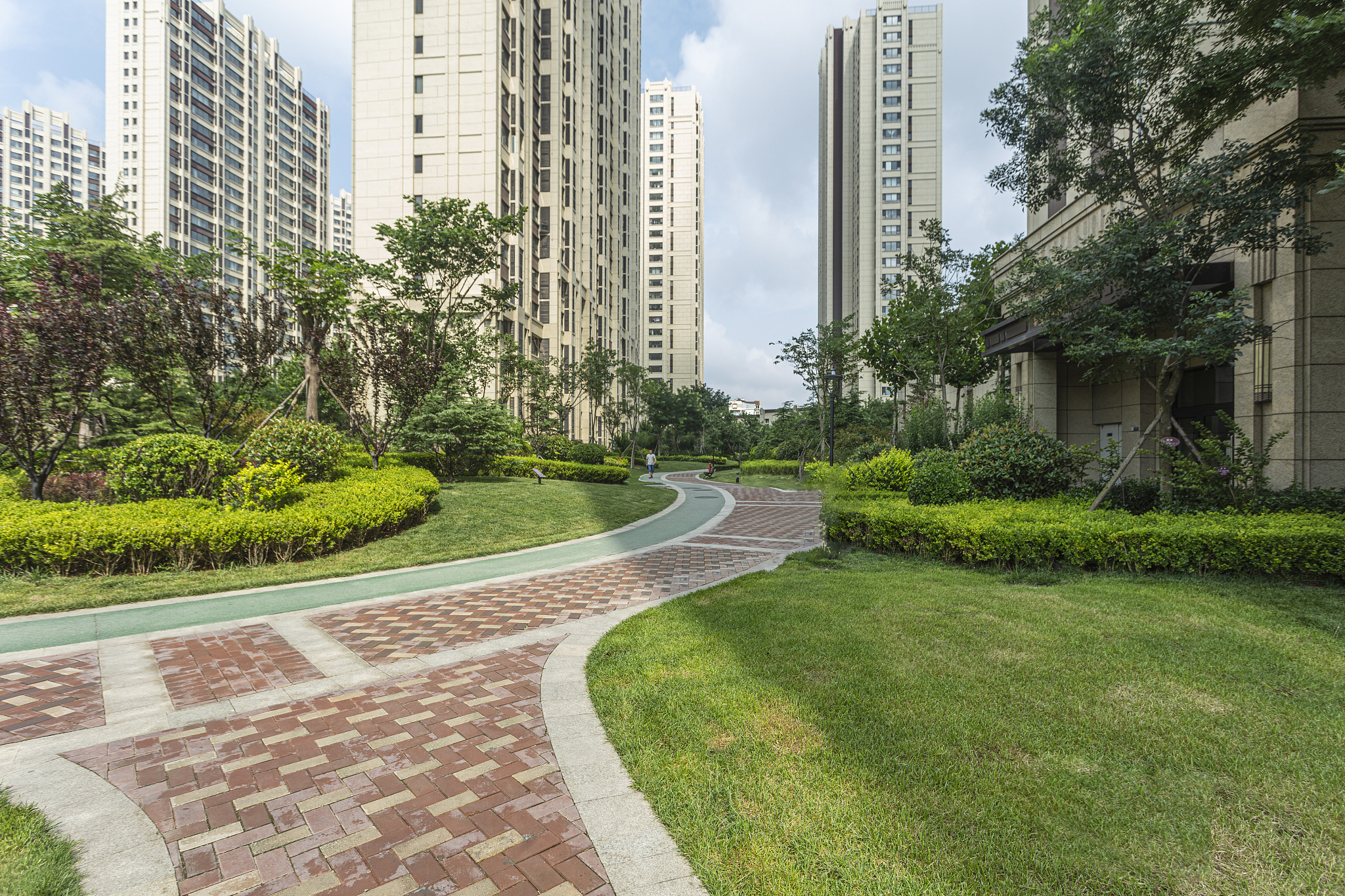 关于港务区绿地二期住宅小区混凝土道路的路面防裂施工阶段的具体过程。