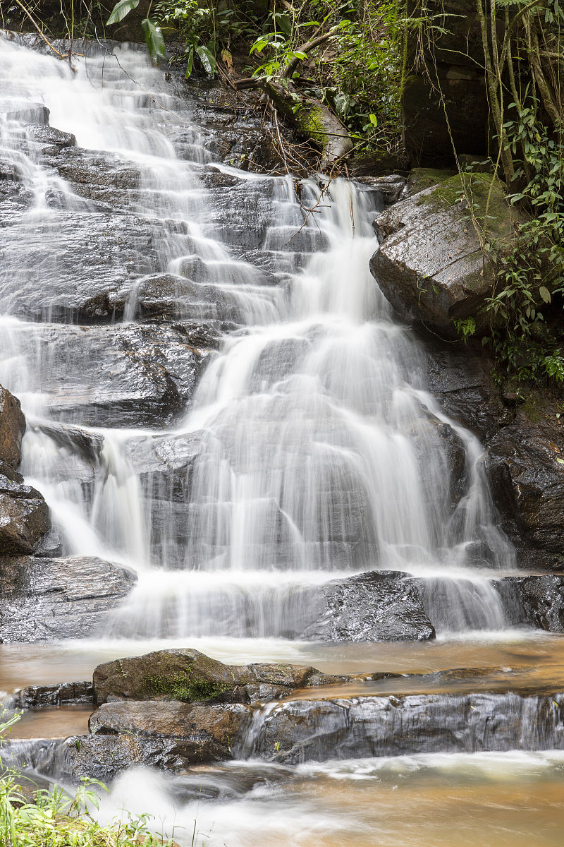 写一首描写瀑布的五言诗
