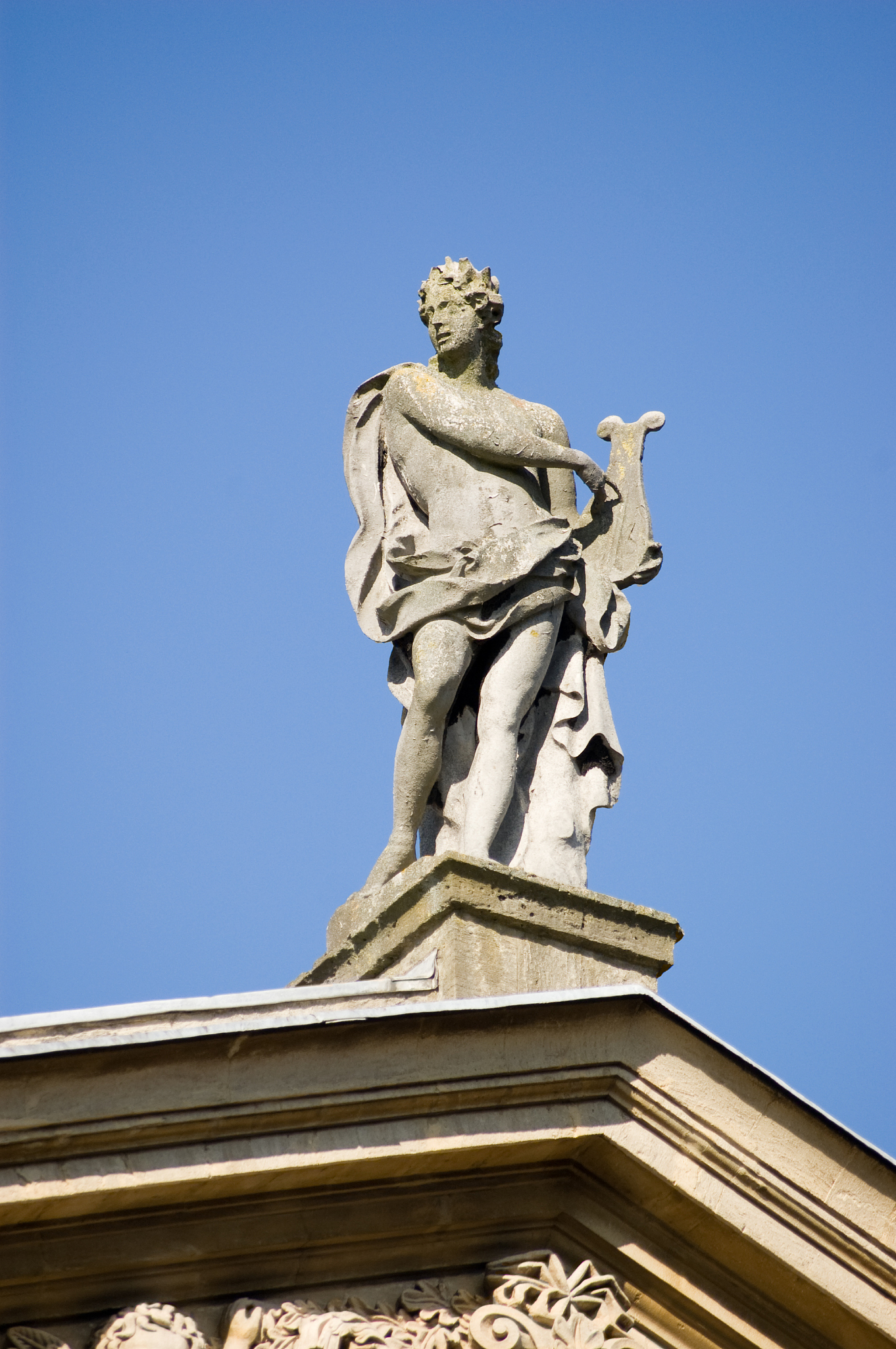 Expressing Aspirations Through Objects and Writing About History: A Literary Technique