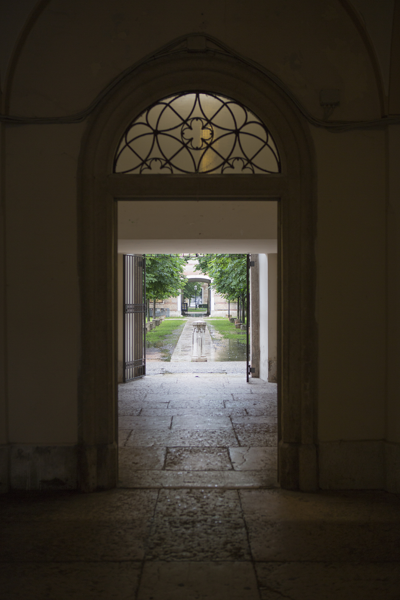 用相机拍摄目标时若大气多云此时相机光圈应该增大还是减小