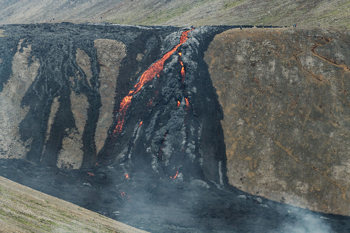 火星是太阳系中与地球最相似的行星之一，而火星上的峡谷系统则是其最显著的特征之一，你能解释一下火星上的峡谷系统是如何形成的吗？
