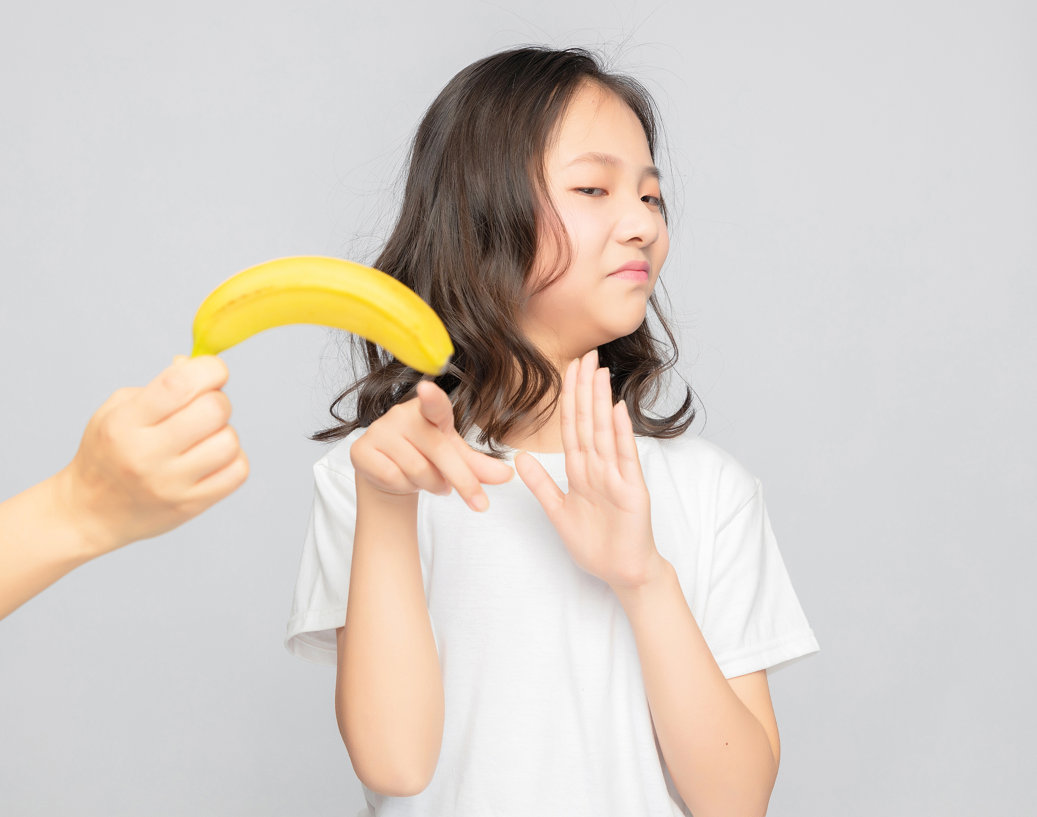 灰色背景里的亚洲小学女生