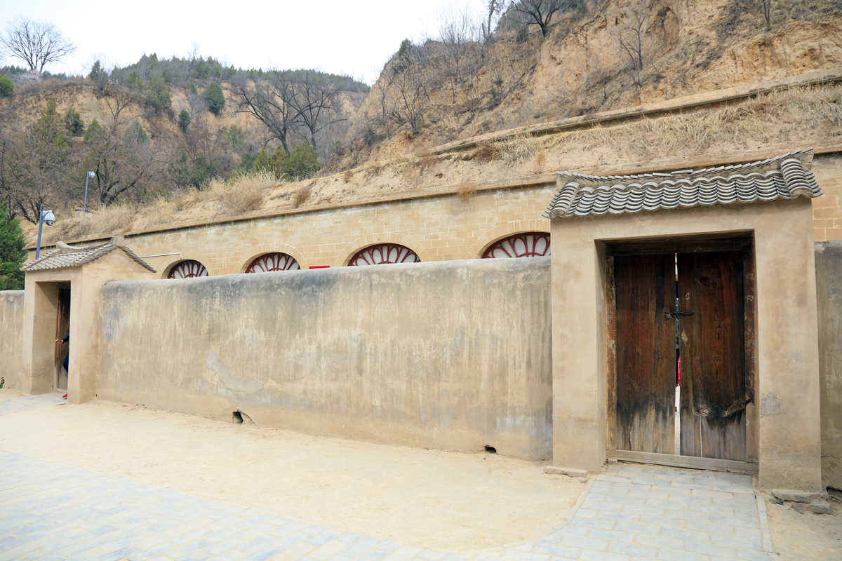 论述延安市杨家岭红色旅游基础配套设施现状不少于500字。