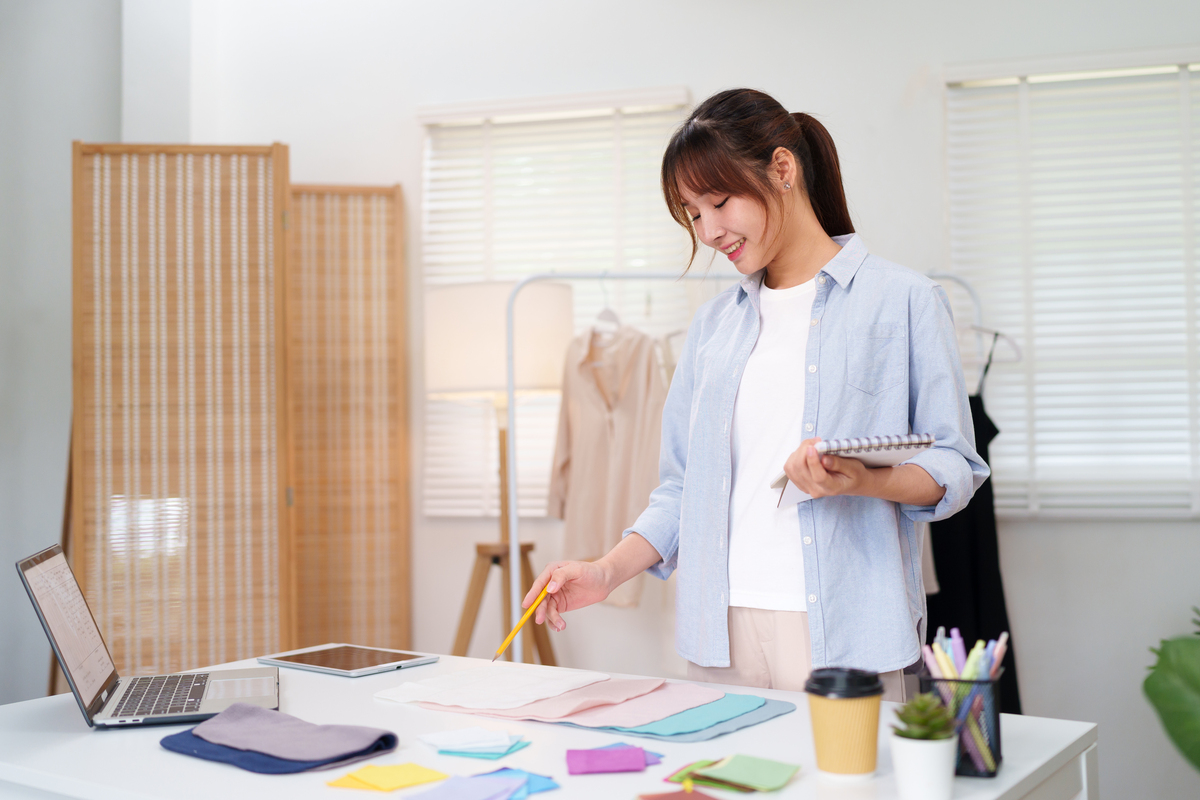 服装设计专业就业方向：设计师、面料师、样品师、销售专家