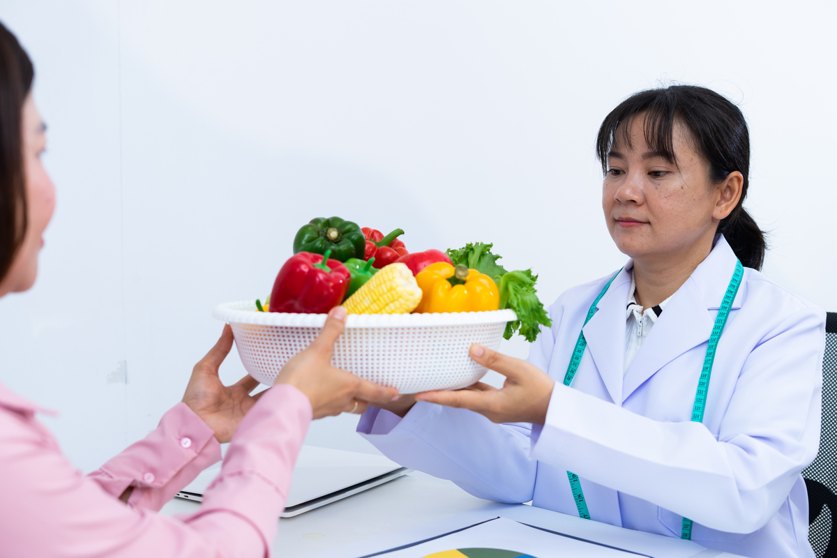 能让大脑年轻19岁的食物。近日一项研究发现绿叶菜能改善大脑的年轻程度。每周食用超过六份的绿叶蔬菜与大脑中贝塔淀粉样蛋白减少存在着关联。脑部贝塔样淀粉蛋白异常沉积是阿尔茨海默症的早期表现之一。研究人员通过拉氏大学始于1997年的记忆与衰老研究项目从2014年起共收集581名已故志愿者的数据当这些志愿者去世后均捐献遗体供研究。通过解剖志愿者的大脑后发现常吃绿叶菜的人大脑中贝塔淀粉样蛋白的沉积会比那些常