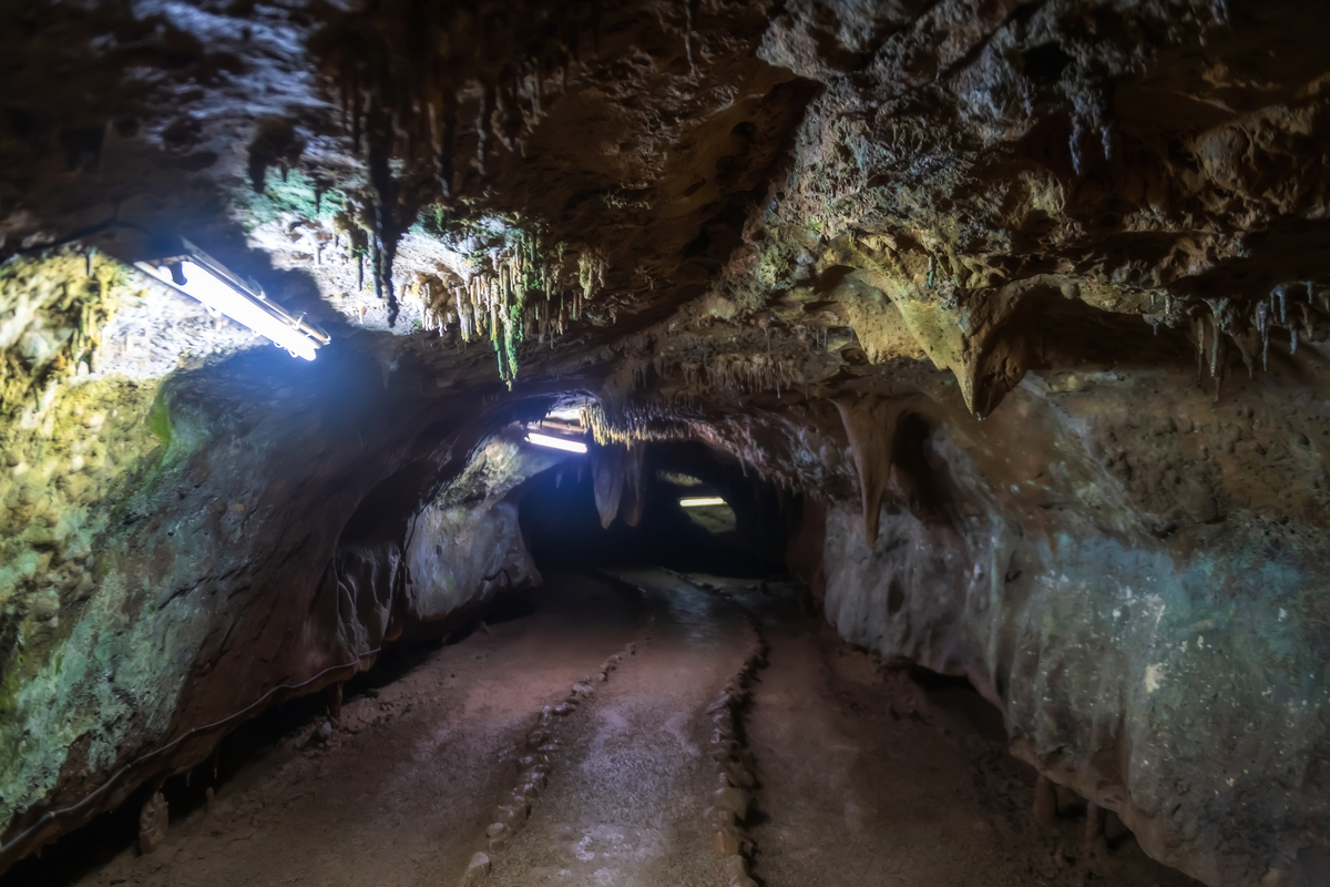 通往 khao kob 钟乳石和石笋观景步道,trang