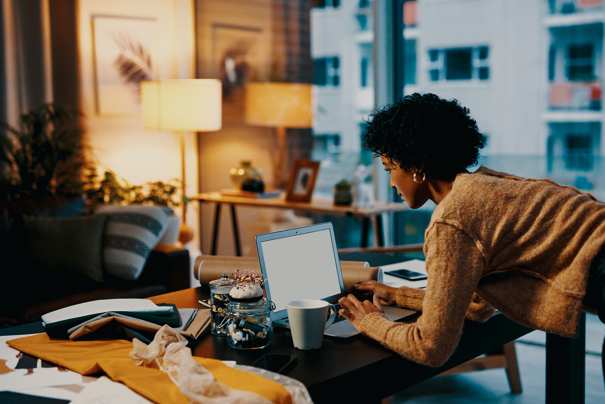 现在大学生线上兼职有哪些推荐1 网络调查：参与线上市场调查完成问卷调查赚取一定的报酬。2 写作：可以在自己的空闲时间里写一些文章、博客、论文等赚取稿费。3 在线教育：可以在线辅导学生教授自己擅长的学科赚取一定的报酬。4 电商运营：可以在电商平台上开店进行商品的推广、销售赚取一定的佣金。5 网络营销：可以在社交媒体上进行推广帮助企业宣传产品赚取一定的佣金。6 网络设计：可以利用自己的设计技能为客户设