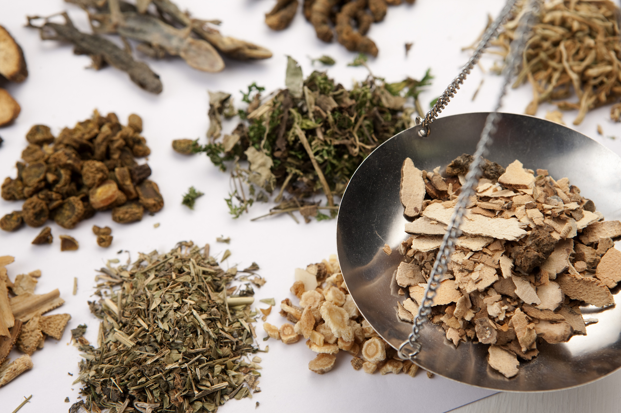 竹叶石膏汤是由白虎汤去知母加竹叶、麦冬、沙参、半夏组成。是否正确