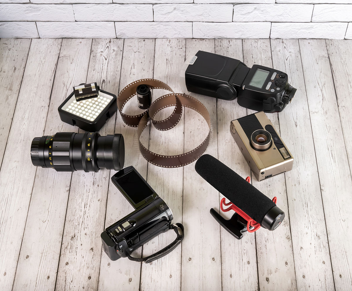 扩展描述：经过视场调研本文选用日本 Computar MLH-10X 手动变倍镜头该镜头为具有10 倍放学倍率在200mm 的工作距离下视场范围从118mm89mm 到114mm856mm可以满足电子元器件尺寸变化的需求该镜头具有变倍后物距不变的优点可以节省整个硬件所占的空间。但是在固定焦距后随着放大倍数的不断变化仍需要在工作距离内微调找到清晰的拍照平面。