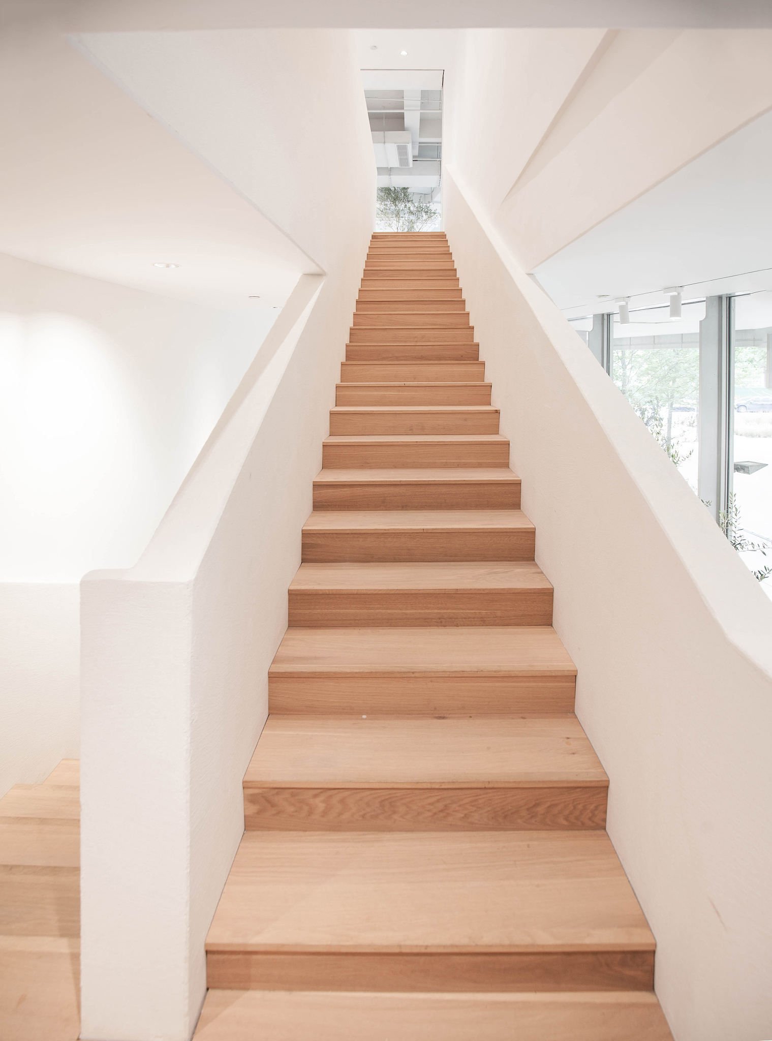 楼梯休息平台做底20公分怎么办帮我用210字详细描述