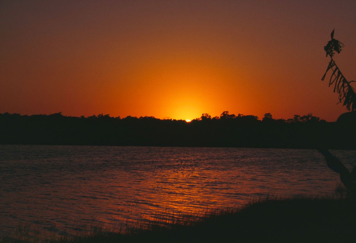 落霞与孤鹜齐飞秋水共长天一色。翻译要押韵。