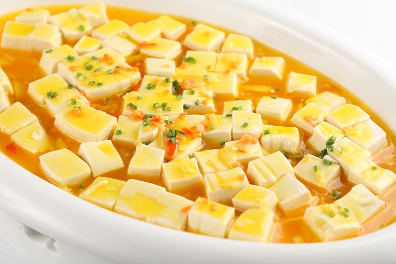 帮我以香煎九龙豆腐为名称制作一个品牌策略方案