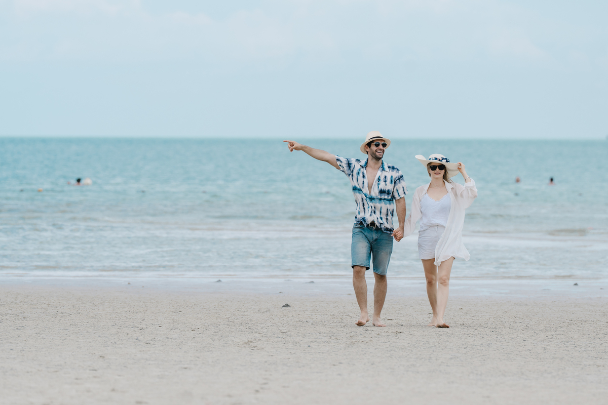 帮我想一个和男友一起去海边旅游的朋友圈文案不要太官方的