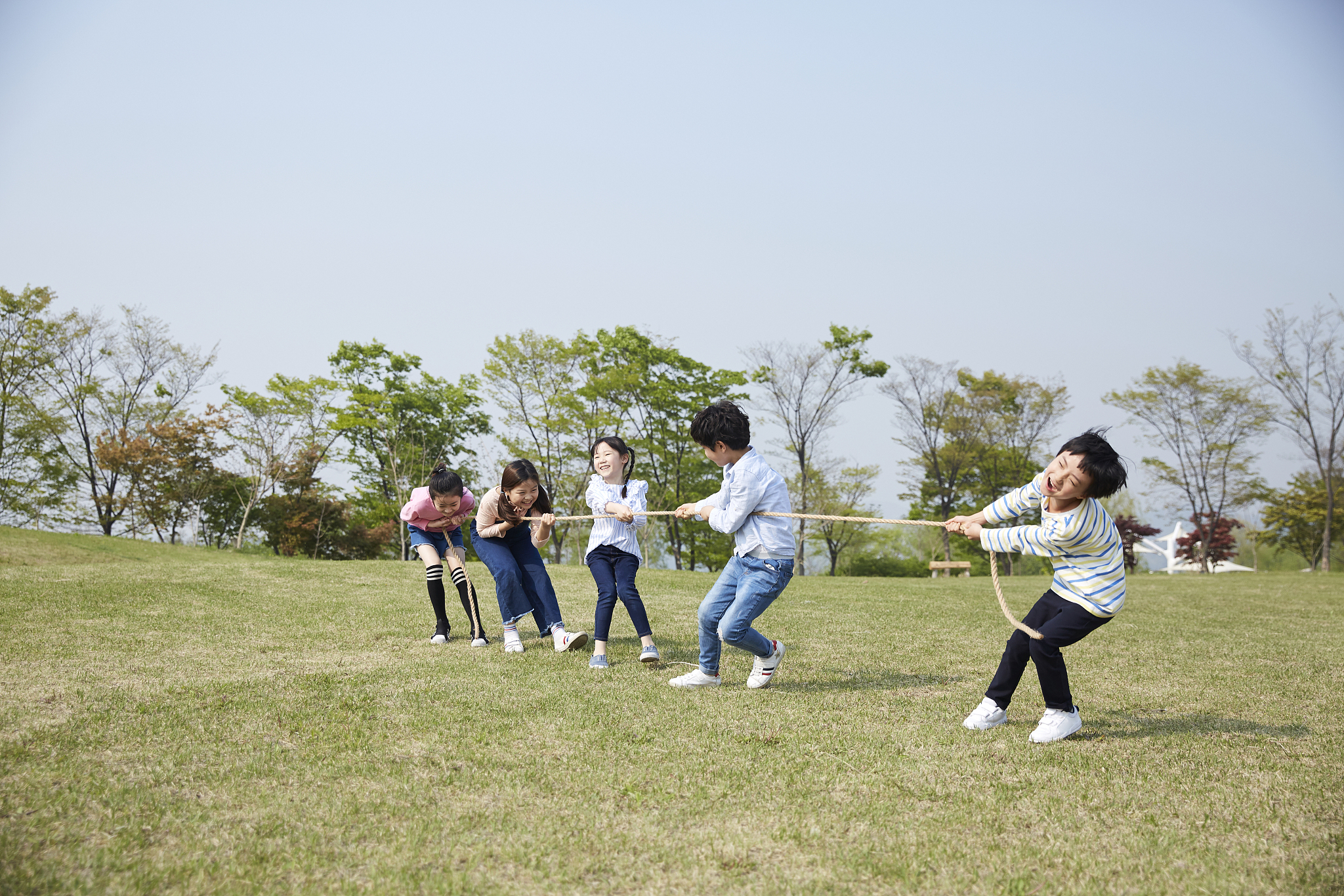 去找黄生前天玥玥在我这里包了第二次饺子吃时隔一天后2023年02月12日玥玥又来我家里玩了。一来到我家里她就说：大叔我想去找黄生。她总是这样好喜欢跟黄生玩基本上每天都要去找黄生玩。我就带着她一起去黄生家里找他了。玥玥进到黄生家里很久才和黄生一起出来。河里捞垃圾一来到我家里我就给他们每人拿着一根棍子去户外玩了。我们边走边玩不一会儿就来到了田里的一座小桥边。玥玥很喜欢在这里玩她以前也经常在这里玩。她就