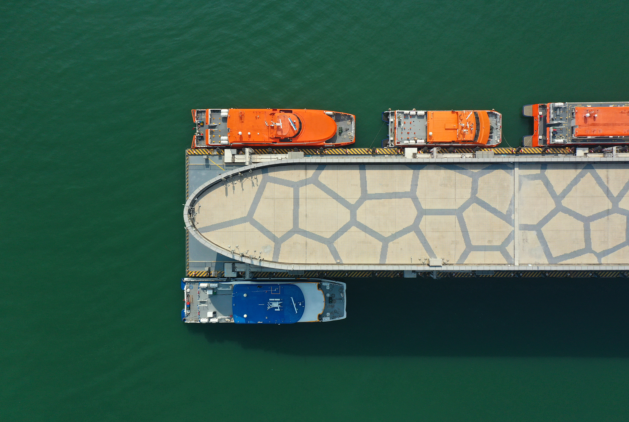 試詳細說明從 4P 行銷組合開發郵輪產品市場為何