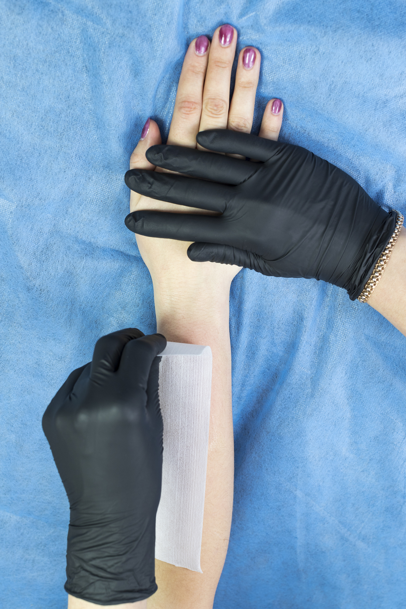 procedure for waxing female parts of the body in a beauty