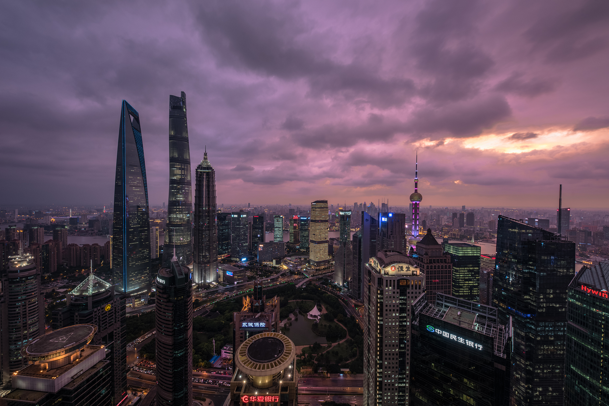 日落陆家嘴金融中心绿地夜景