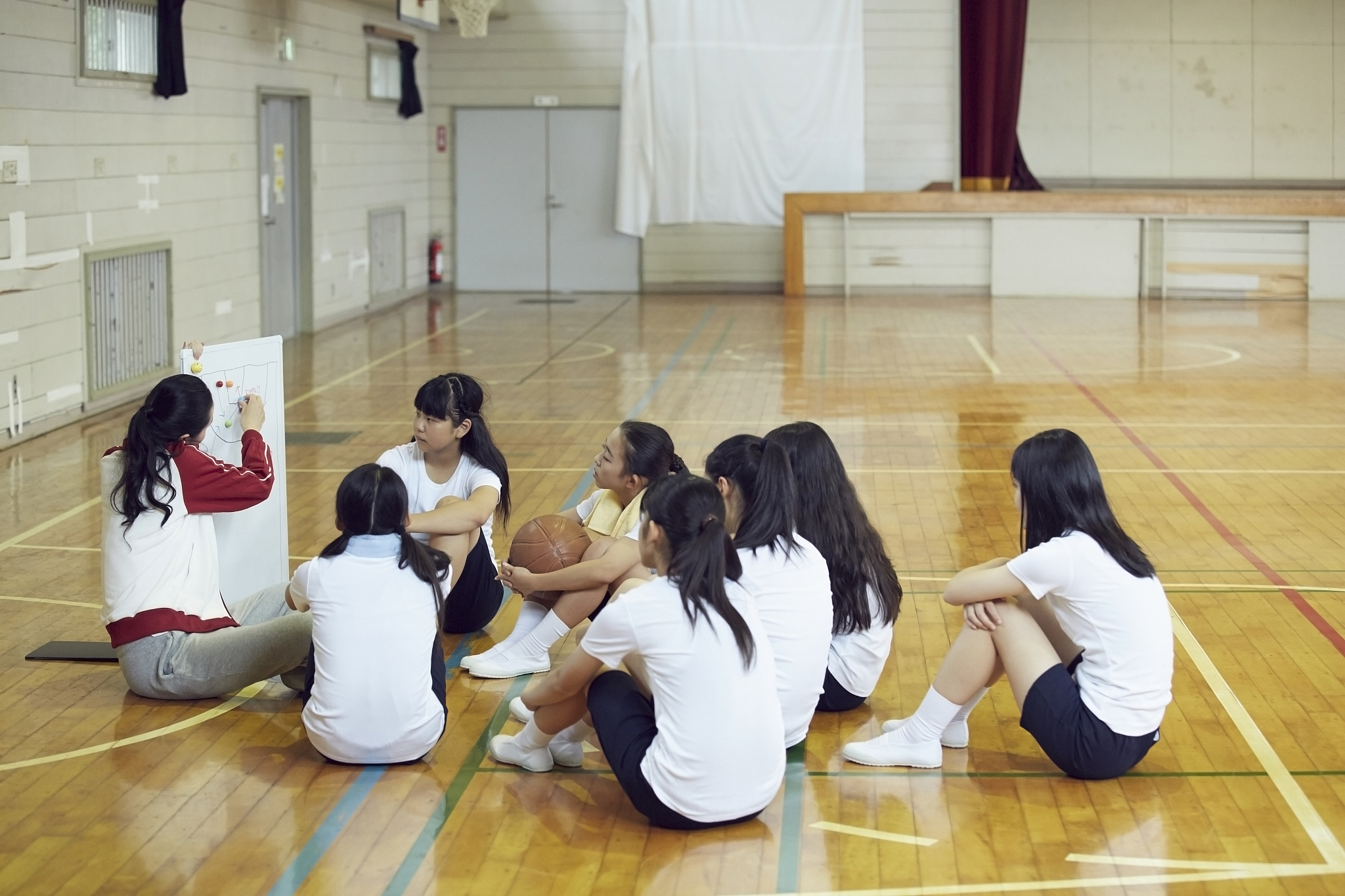 提供女大学生自我保护技能培训课程：与校园或社会组织合作在校园内或者社区场所开设防身术、自卫术等课程。课程内容包括基本的自我保护技能、突发情况的应对方法如如何脱身、寻找帮助等。课程可以每周举行一次每次持续1-2小时。通过与警方合作邀请专业的自卫术教师或警察进行教学以确保课程的专业性和实用性。将上述的建议再细节化每一个细节都要写清楚如何实施比如需要女大学生每周参加几次课开设什么课怎么实施需要和谁合作每